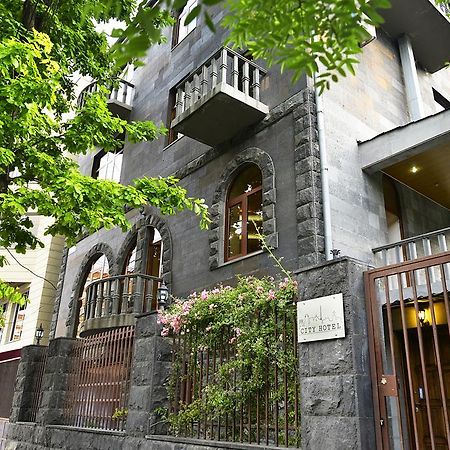 Saryan Hotel Yerevan Bagian luar foto